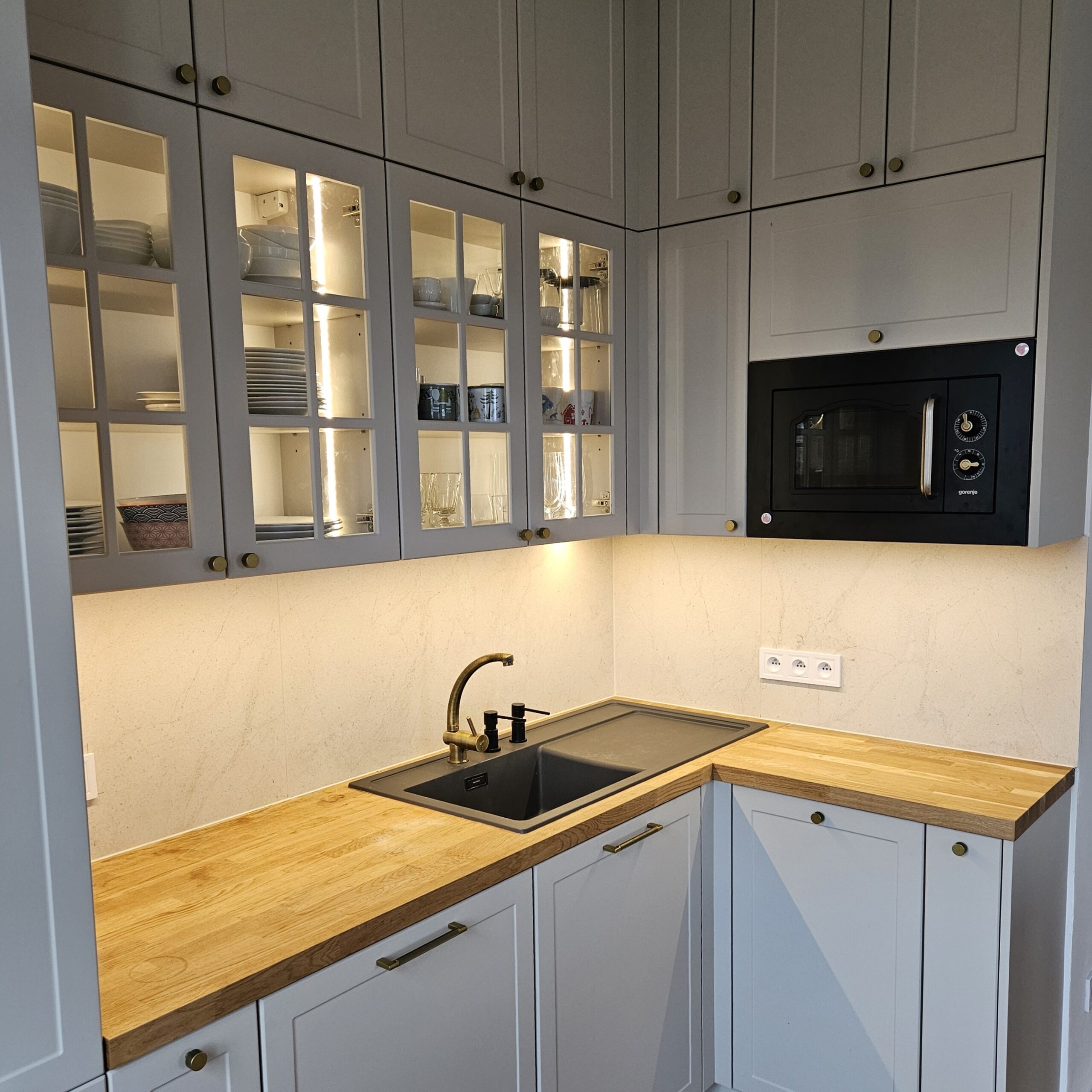 Útulná kuchyně na míru pro pár v Praze. Kašmír, skleněné dvířka. Truhlářství Šilhán, Skříně Liberec, Jablonec nad Nisou.