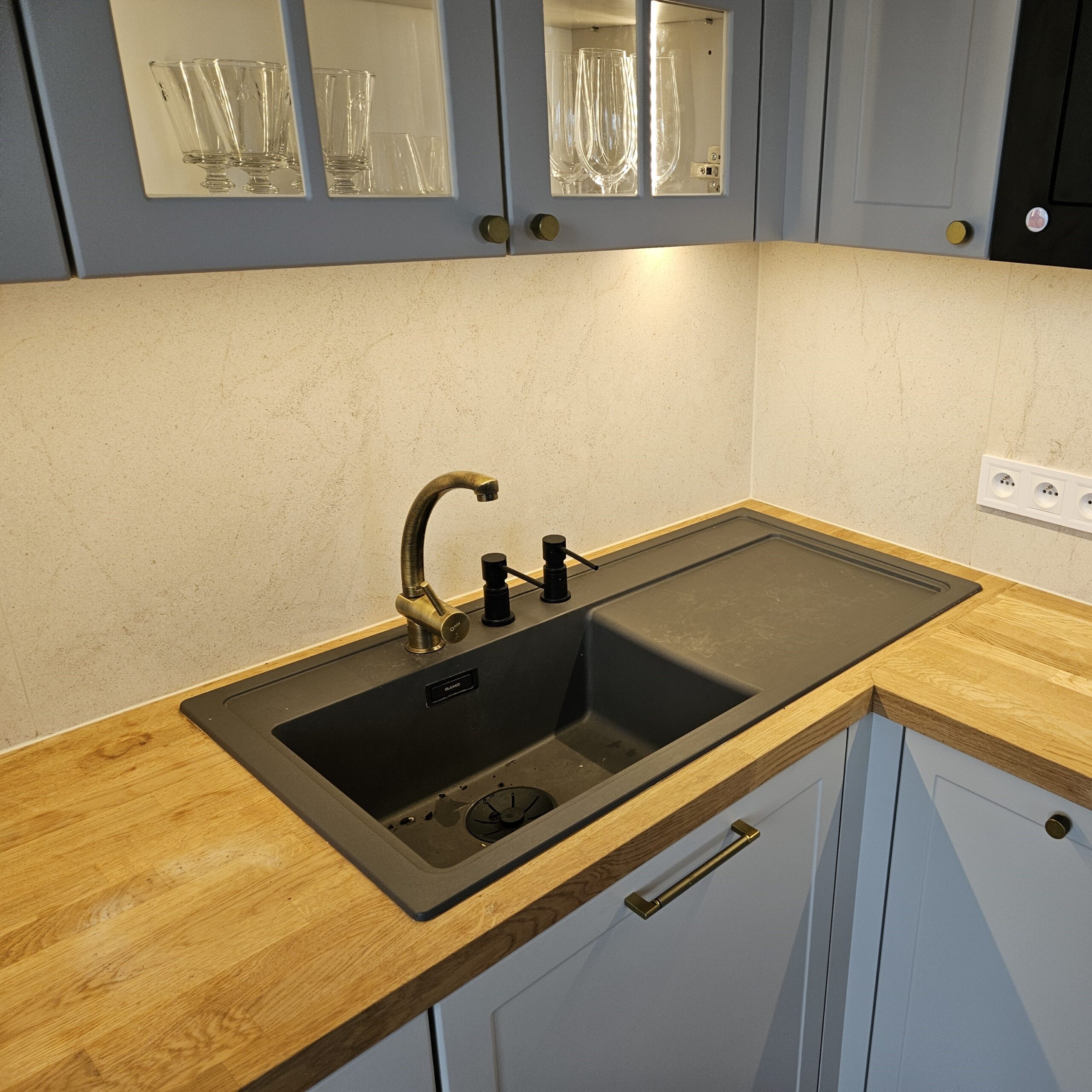 Útulná kuchyně na míru pro pár v Praze. Kašmír, skleněné dvířka. Truhlářství Šilhán, Skříně Liberec, Jablonec nad Nisou.